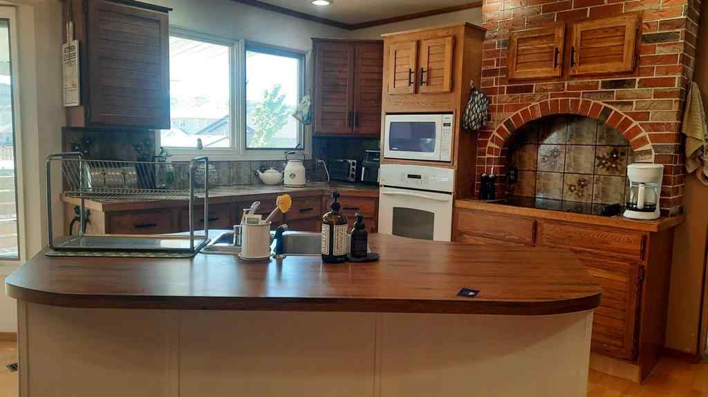 MLS® A2225919 - 710 Bankview Close  in Bankview Drumheller, Residential