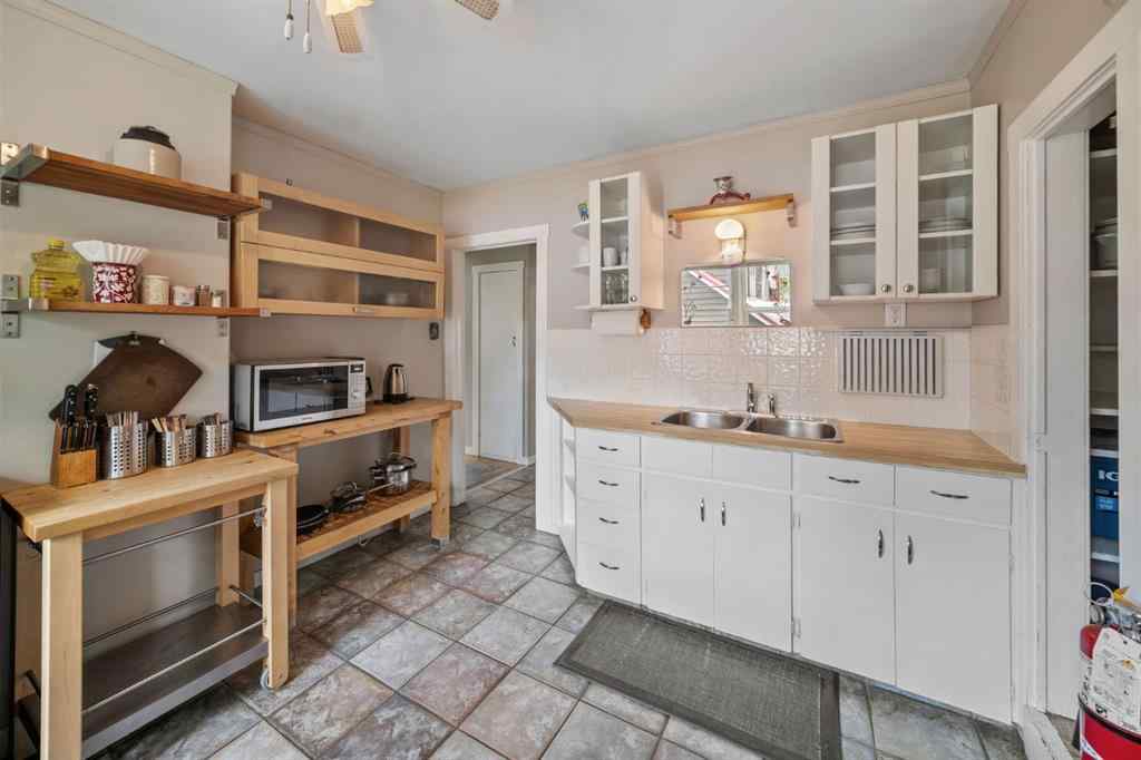 MLS® A2226003 - 218 & 220 Beaver Street  in NONE Banff, Commercial