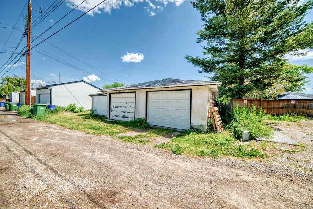 MLS® A2226409 - 2715 40 Street SW in Glendale Calgary, Residential
