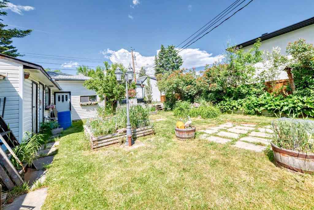 MLS® A2226409 - 2715 40 Street SW in Glendale Calgary, Residential