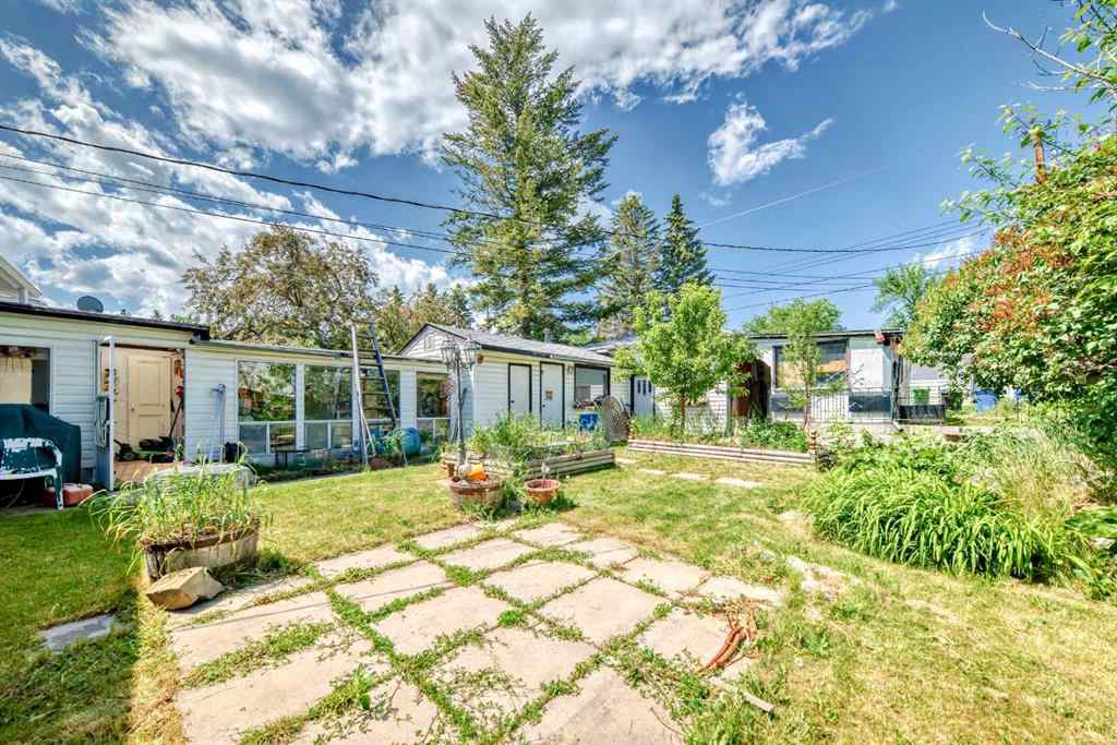 MLS® A2226409 - 2715 40 Street SW in Glendale Calgary, Residential