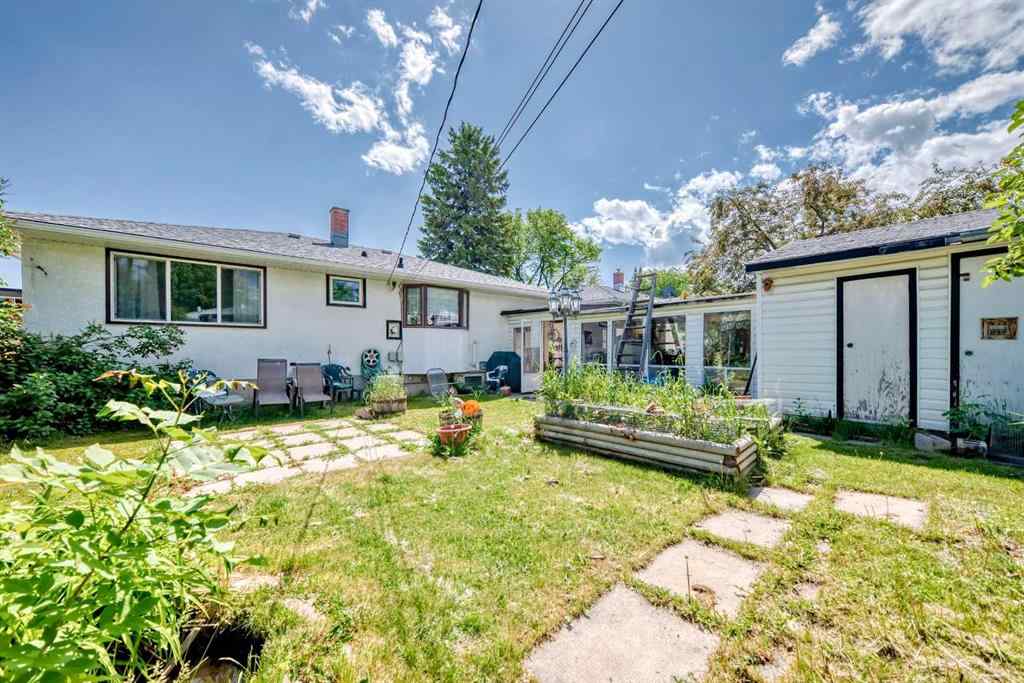 MLS® A2226409 - 2715 40 Street SW in Glendale Calgary, Residential