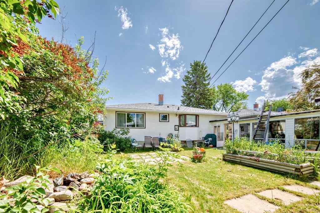 MLS® A2226409 - 2715 40 Street SW in Glendale Calgary, Residential