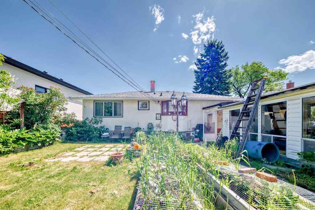 MLS® A2226409 - 2715 40 Street SW in Glendale Calgary, Residential