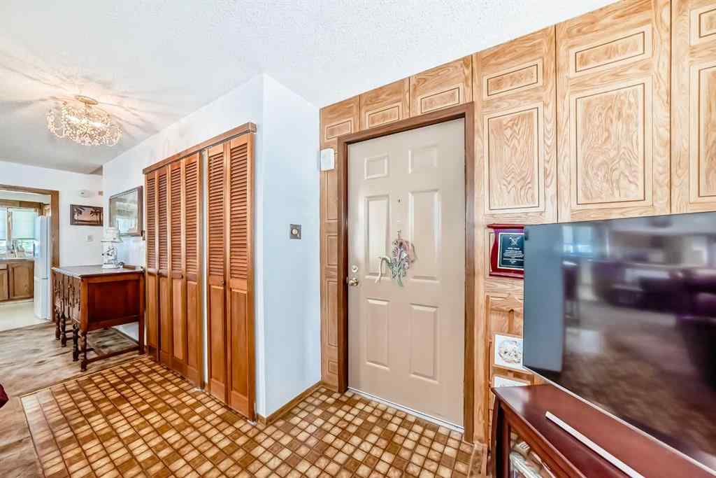 MLS® A2226409 - 2715 40 Street SW in Glendale Calgary, Residential