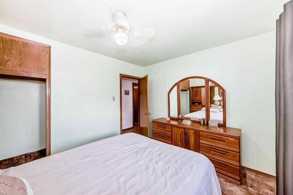 MLS® A2226409 - 2715 40 Street SW in Glendale Calgary, Residential