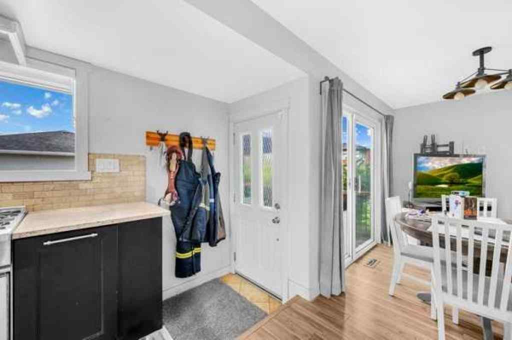 MLS® A2226452 - 3143 45 Street SW in Glenbrook Calgary, Residential
