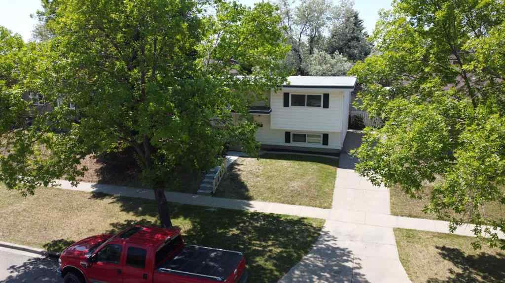 MLS® A2226866 - 400 McMaster Boulevard W in Varsity Village Lethbridge, Residential