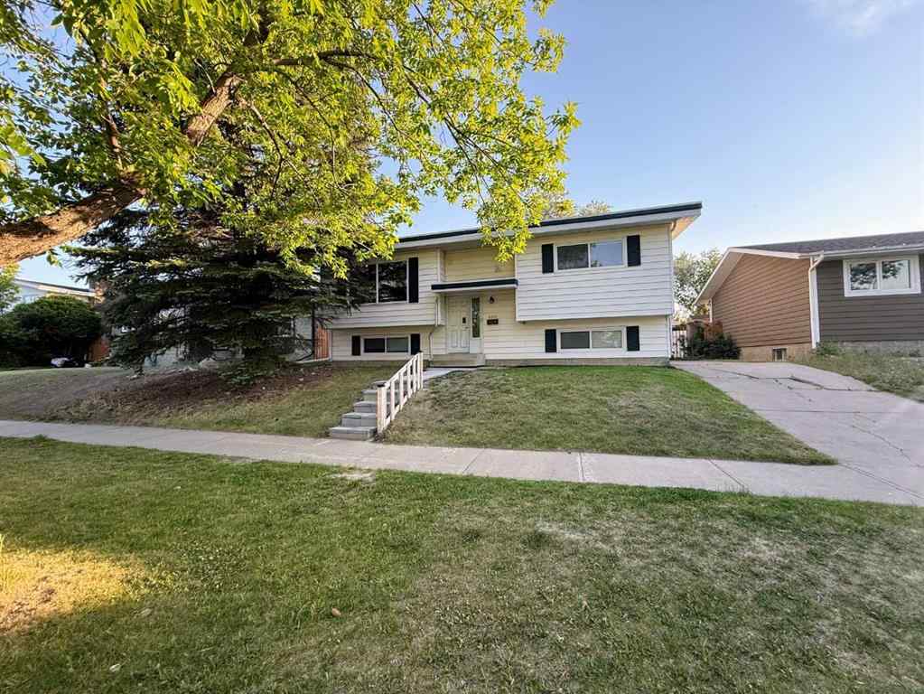 MLS® A2226866 - 400 McMaster Boulevard W in Varsity Village Lethbridge, Residential
