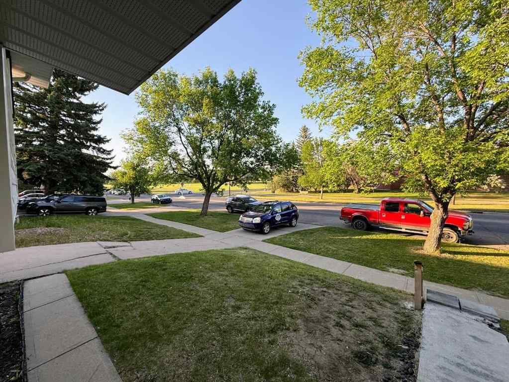 MLS® A2226866 - 400 McMaster Boulevard W in Varsity Village Lethbridge, Residential