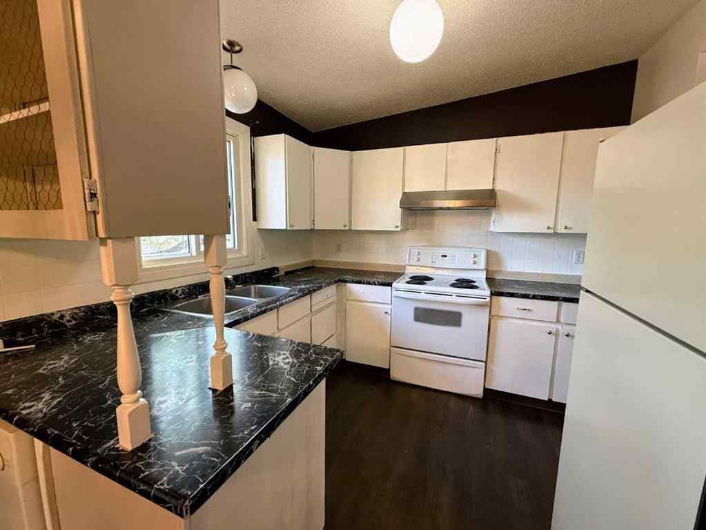 MLS® A2226866 - 400 McMaster Boulevard W in Varsity Village Lethbridge, Residential