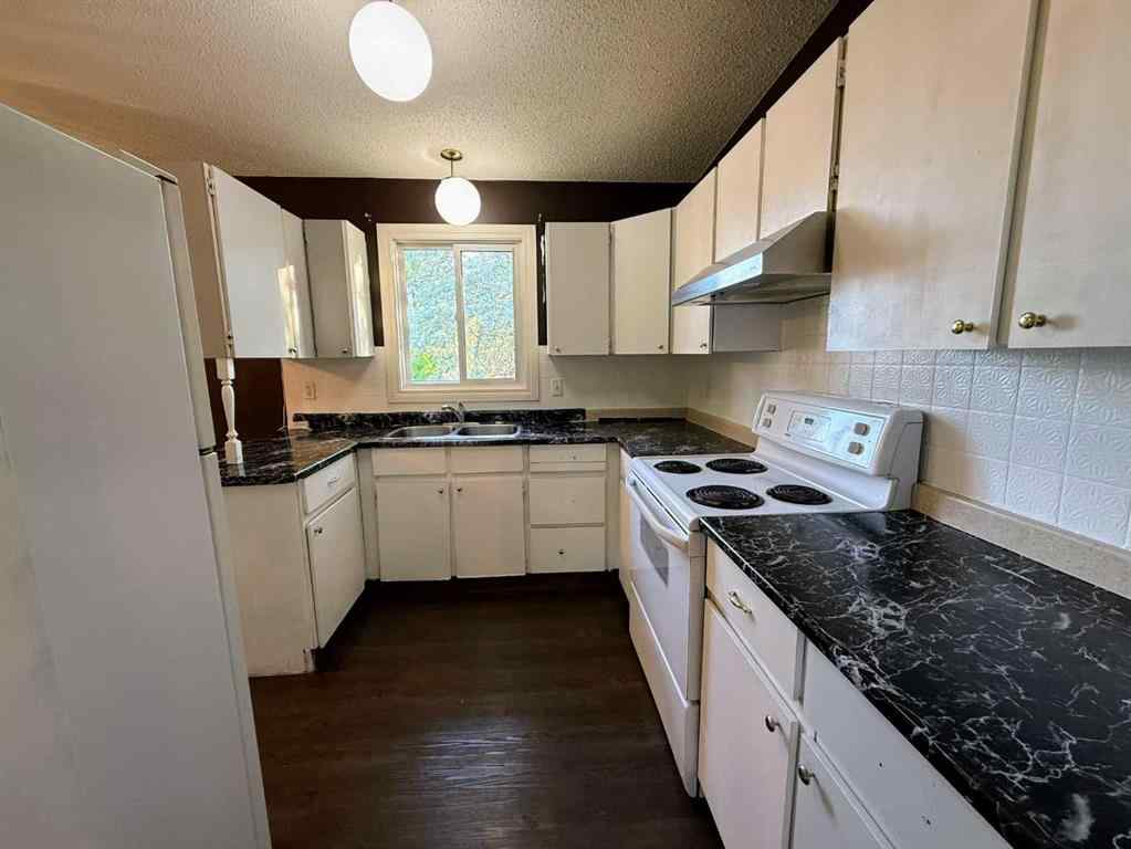 MLS® A2226866 - 400 McMaster Boulevard W in Varsity Village Lethbridge, Residential