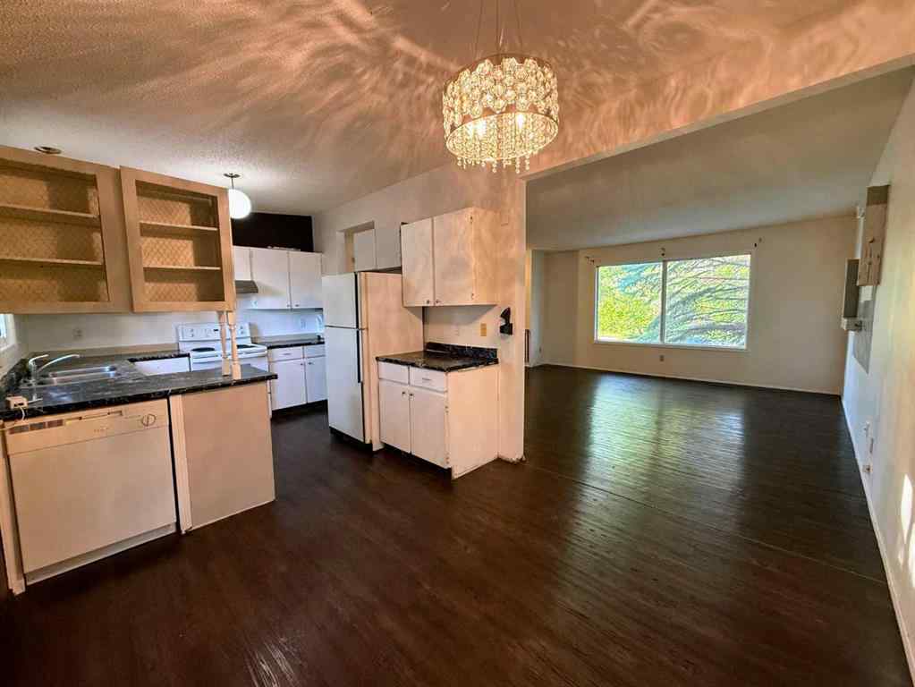 MLS® A2226866 - 400 McMaster Boulevard W in Varsity Village Lethbridge, Residential