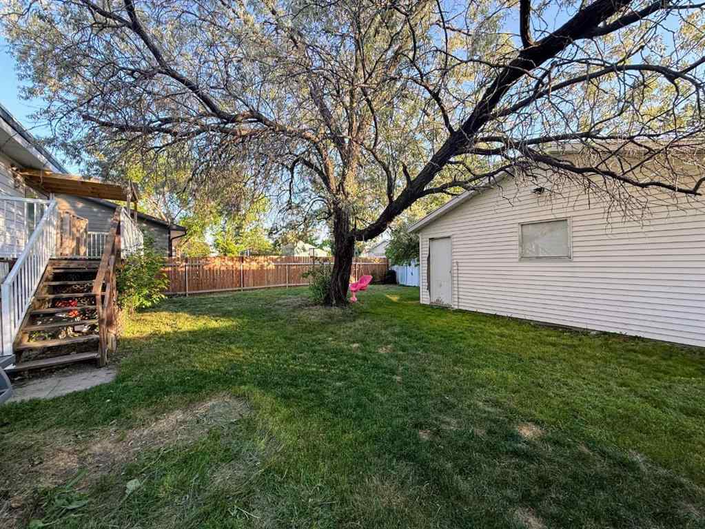 MLS® A2226866 - 400 McMaster Boulevard W in Varsity Village Lethbridge, Residential