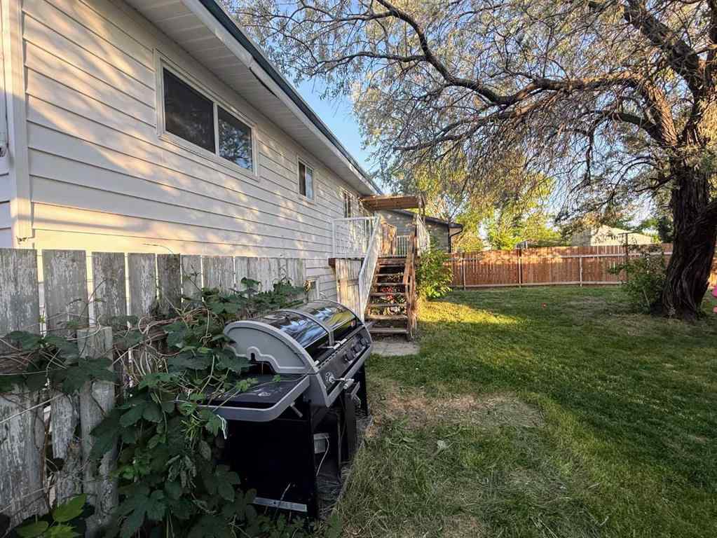 MLS® A2226866 - 400 McMaster Boulevard W in Varsity Village Lethbridge, Residential