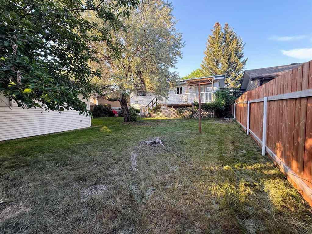 MLS® A2226866 - 400 McMaster Boulevard W in Varsity Village Lethbridge, Residential