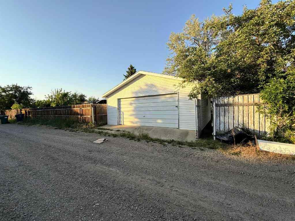 MLS® A2226866 - 400 McMaster Boulevard W in Varsity Village Lethbridge, Residential