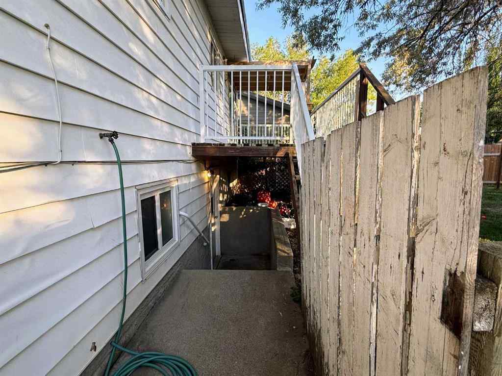 MLS® A2226866 - 400 McMaster Boulevard W in Varsity Village Lethbridge, Residential