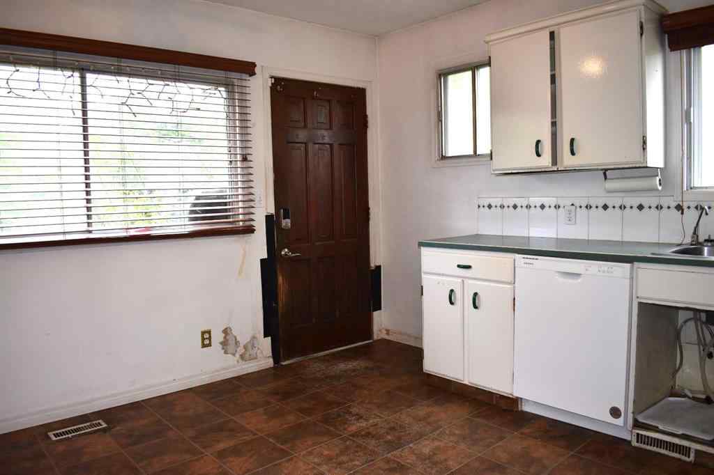 MLS® A2227223 - 7616 34 Avenue NW in Bowness Calgary, Residential