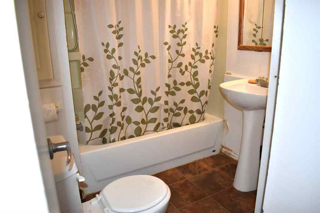 MLS® A2227223 - 7616 34 Avenue NW in Bowness Calgary, Residential