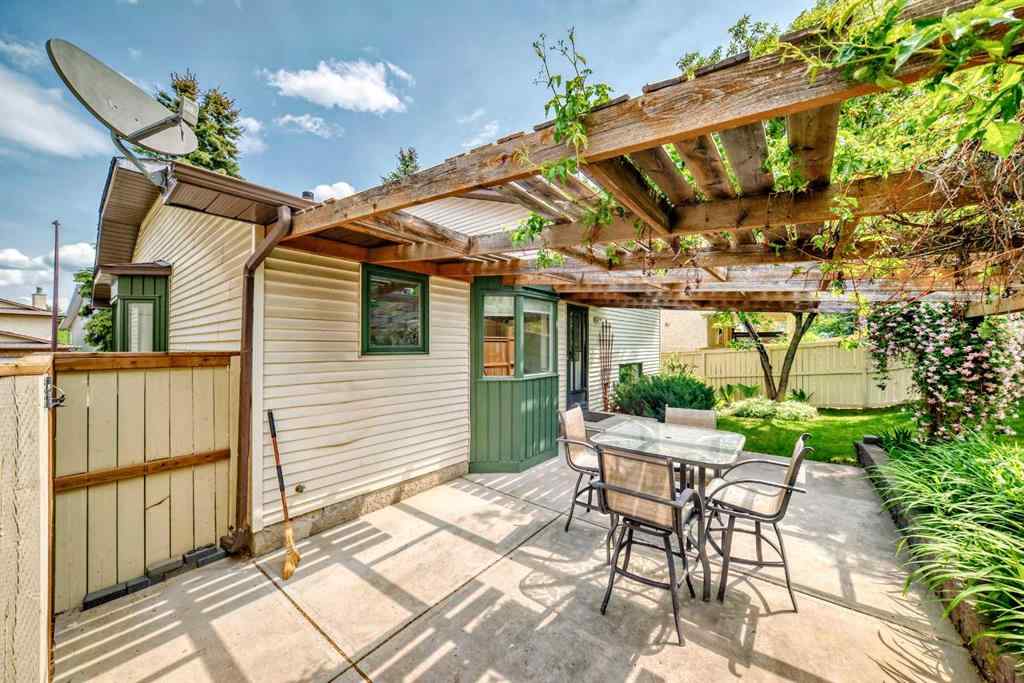 MLS® A2227257 - 139 Stratton Crescent SW in Strathcona Park Calgary, Residential