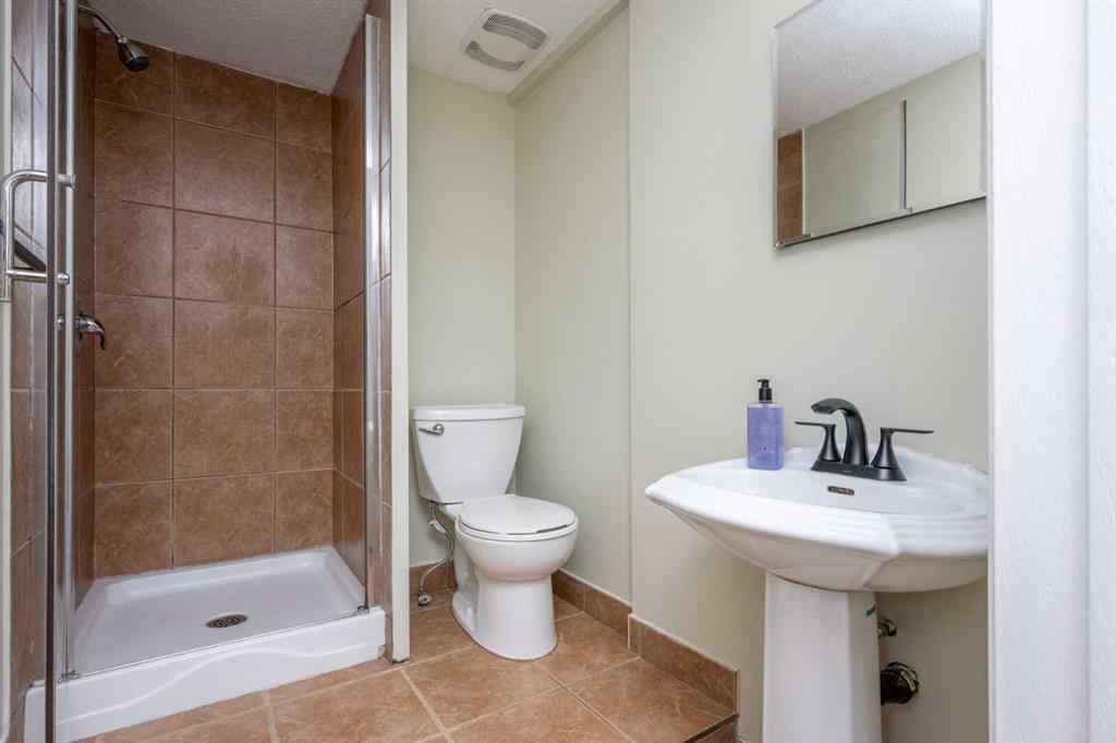 MLS® A2227605 - 724 80 Avenue SW in Kingsland Calgary, Residential
