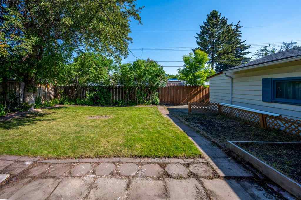 MLS® A2227605 - 724 80 Avenue SW in Kingsland Calgary, Residential