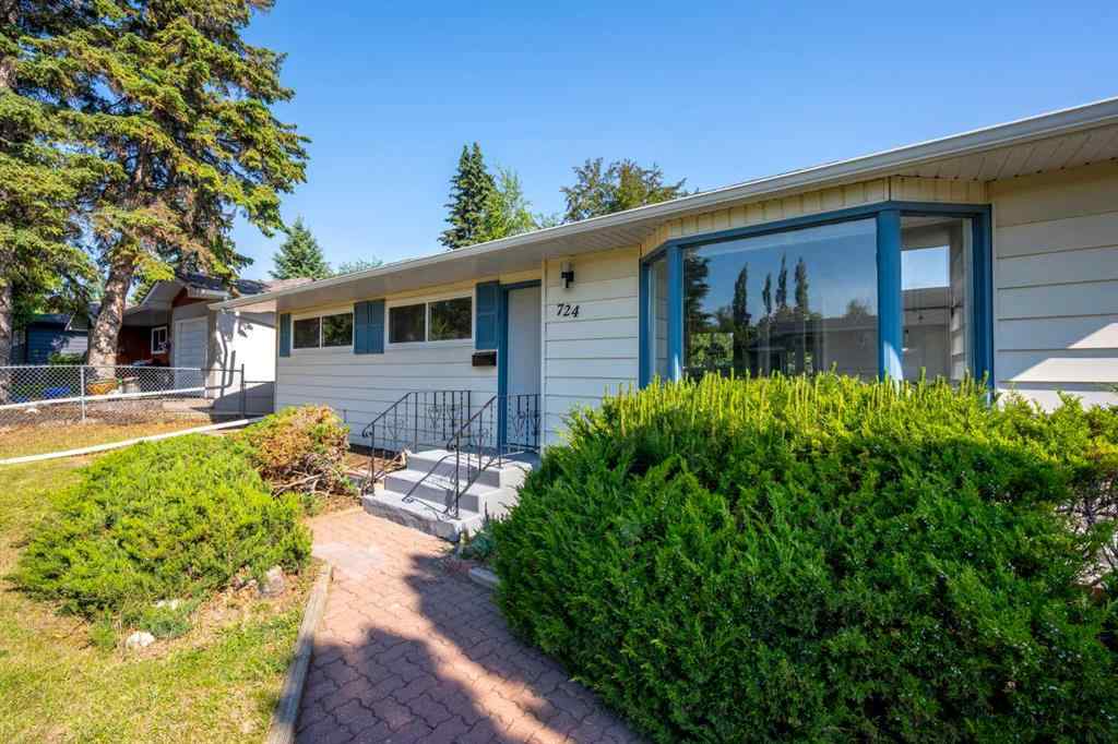 MLS® A2227605 - 724 80 Avenue SW in Kingsland Calgary, Residential