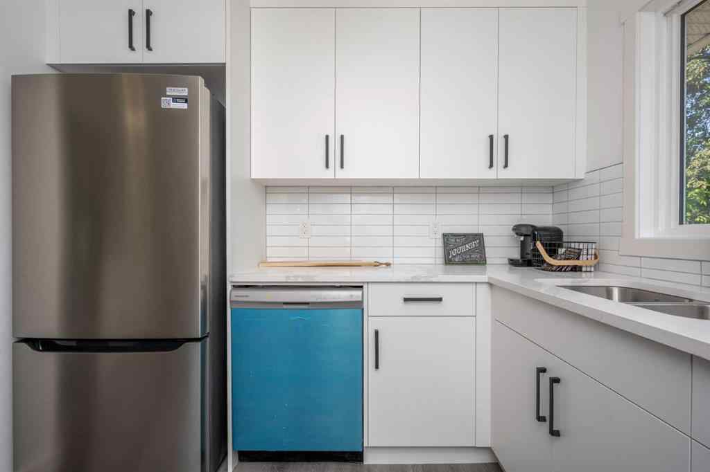 MLS® A2227605 - 724 80 Avenue SW in Kingsland Calgary, Residential
