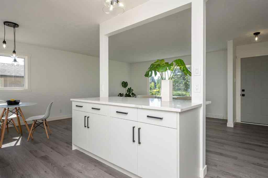 MLS® A2227605 - 724 80 Avenue SW in Kingsland Calgary, Residential