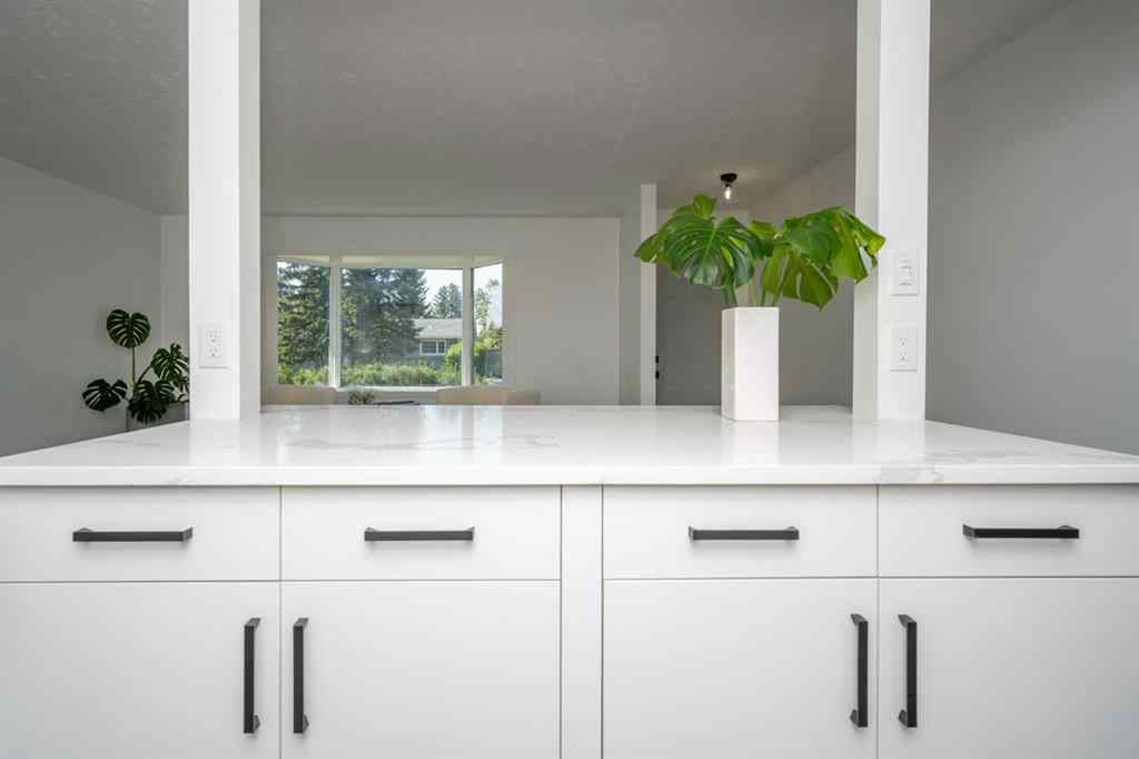 MLS® A2227605 - 724 80 Avenue SW in Kingsland Calgary, Residential