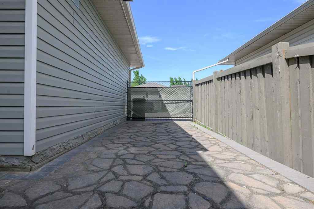 MLS® A2227955 - 10909 65 Avenue  in O\'Brien Lake Grande Prairie, Residential