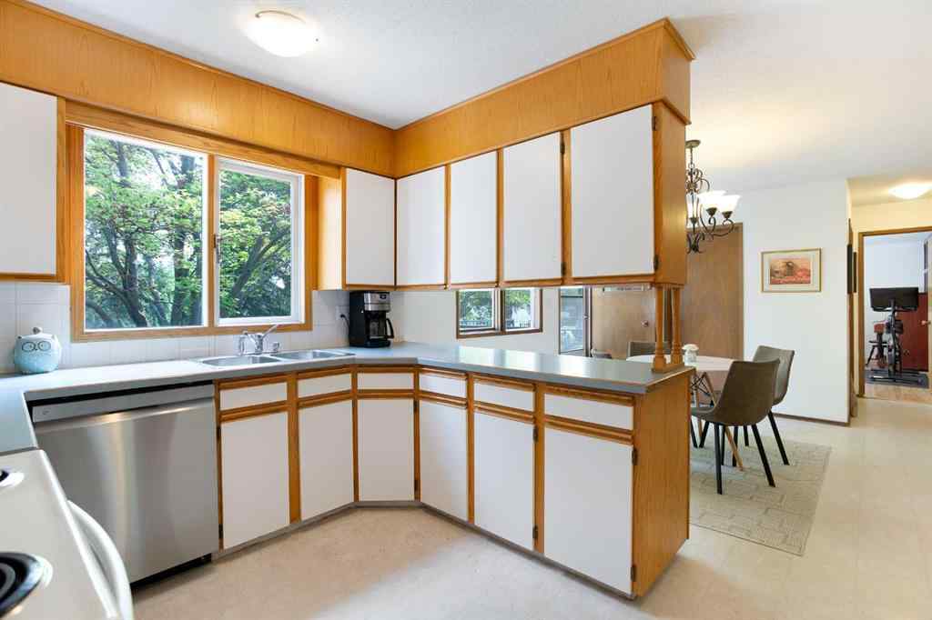 MLS® A2228340 - 116 Varsity Green Bay NW in Varsity Calgary, Residential