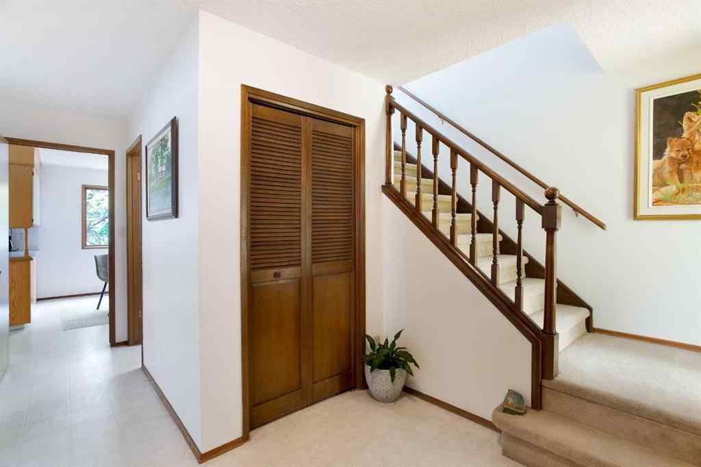 MLS® A2228340 - 116 Varsity Green Bay NW in Varsity Calgary, Residential