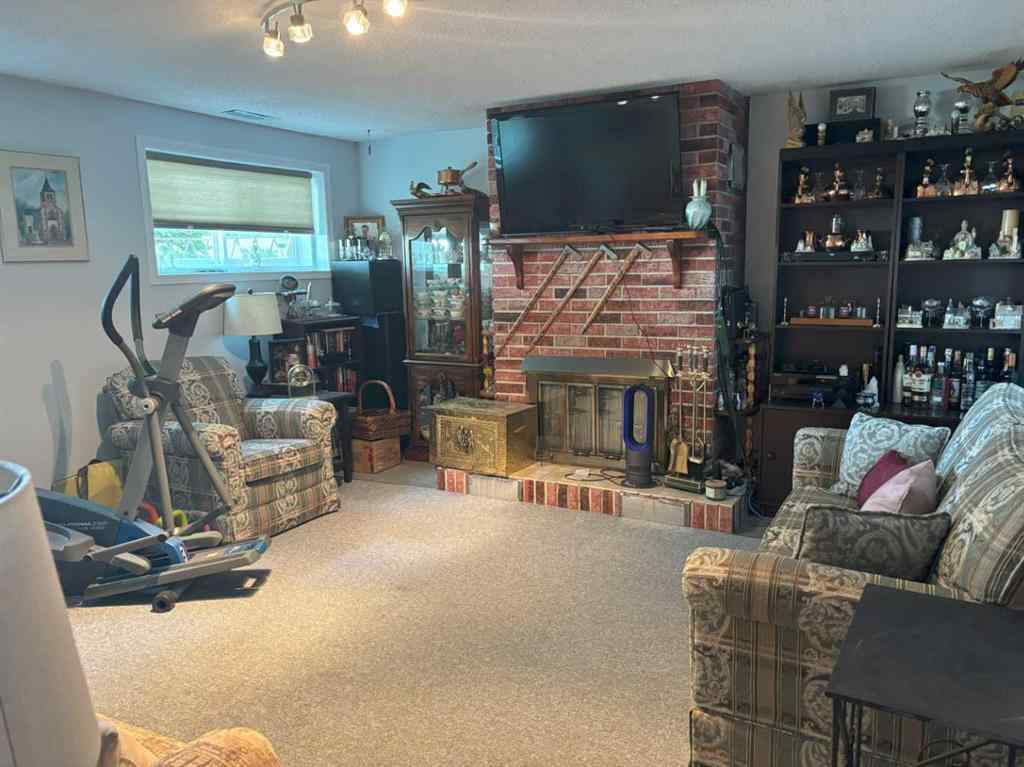 MLS® A2228581 - 4924 40 Avenue NW in Varsity Calgary, Residential