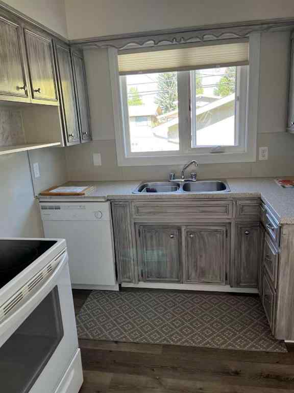MLS® A2228583 - 4928 40 Avenue NW in Varsity Calgary, Residential