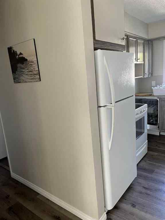 MLS® A2228583 - 4928 40 Avenue NW in Varsity Calgary, Residential
