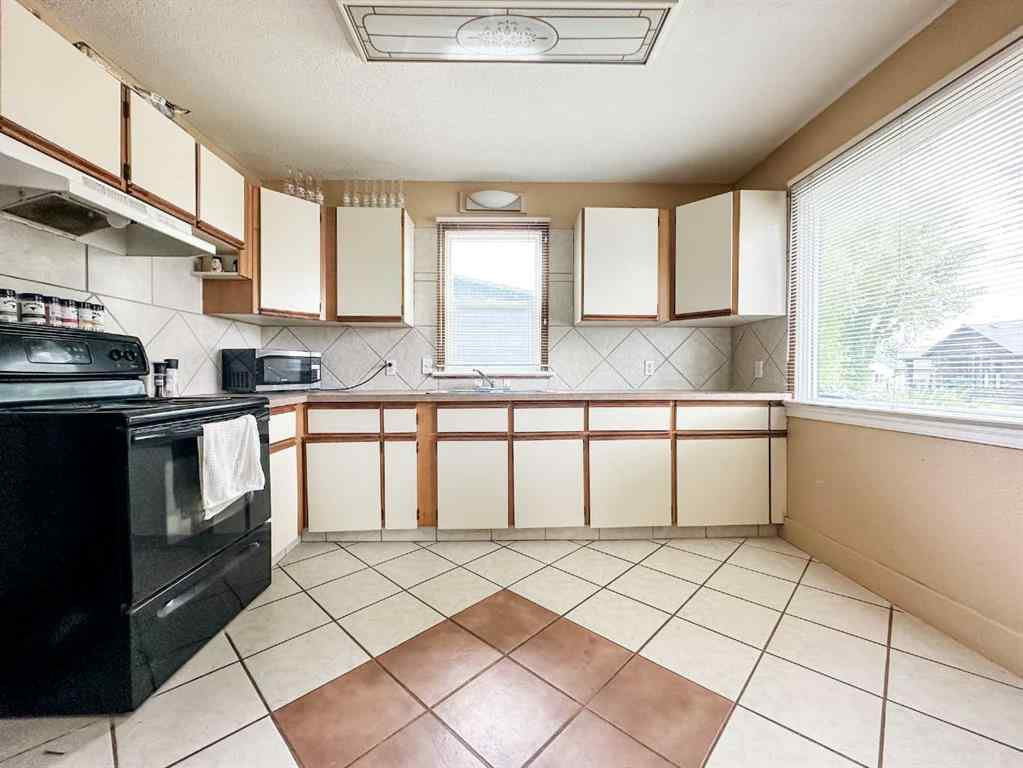 MLS® A2229275 - 5013 53 Street  in Downtown West Stettler, Residential
