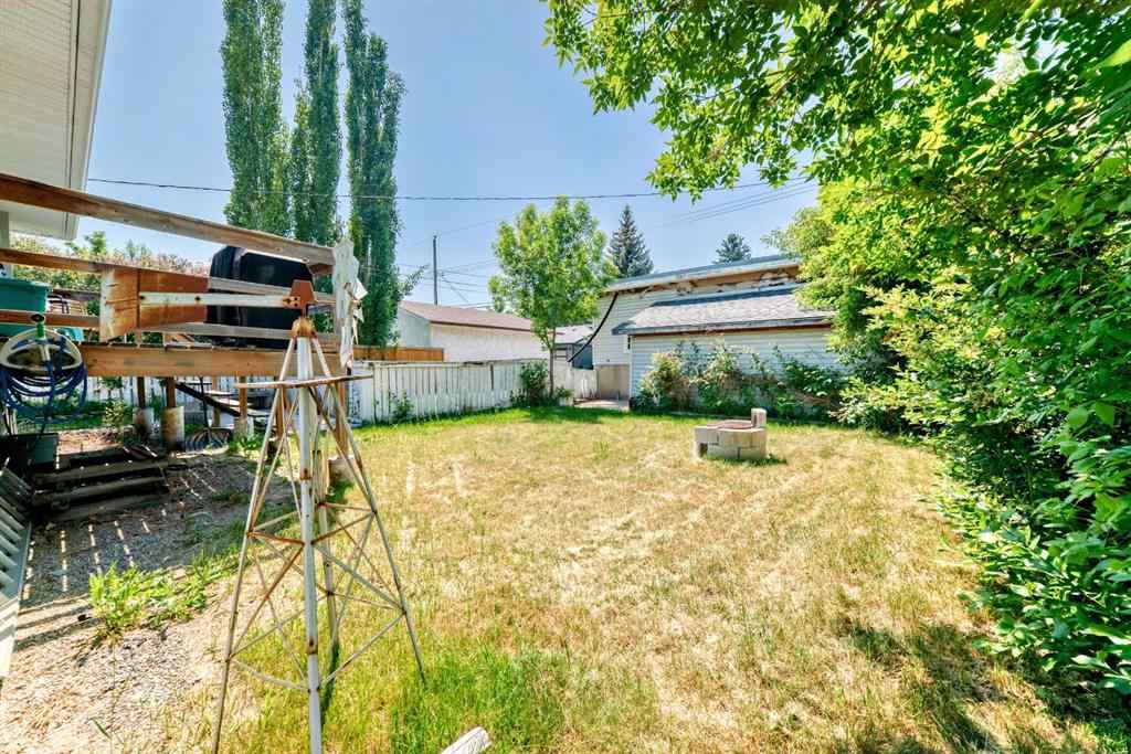 MLS® A2229789 - 8015 34 Avenue NW in Bowness Calgary, Residential