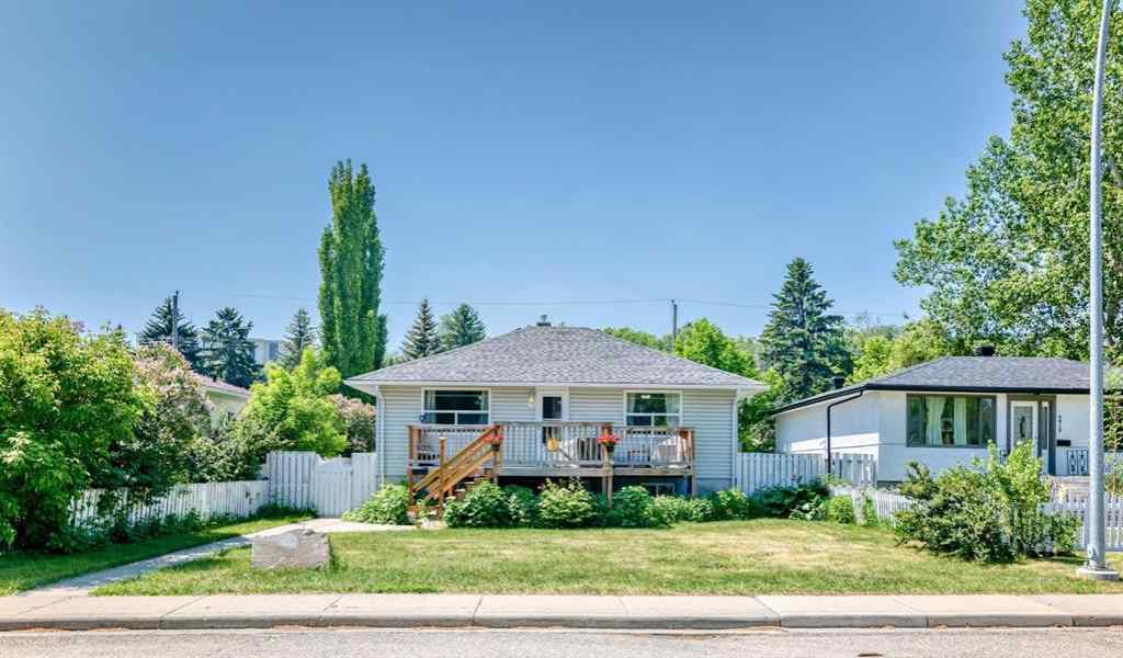 MLS® A2229789 - 8015 34 Avenue NW in Bowness Calgary, Residential
