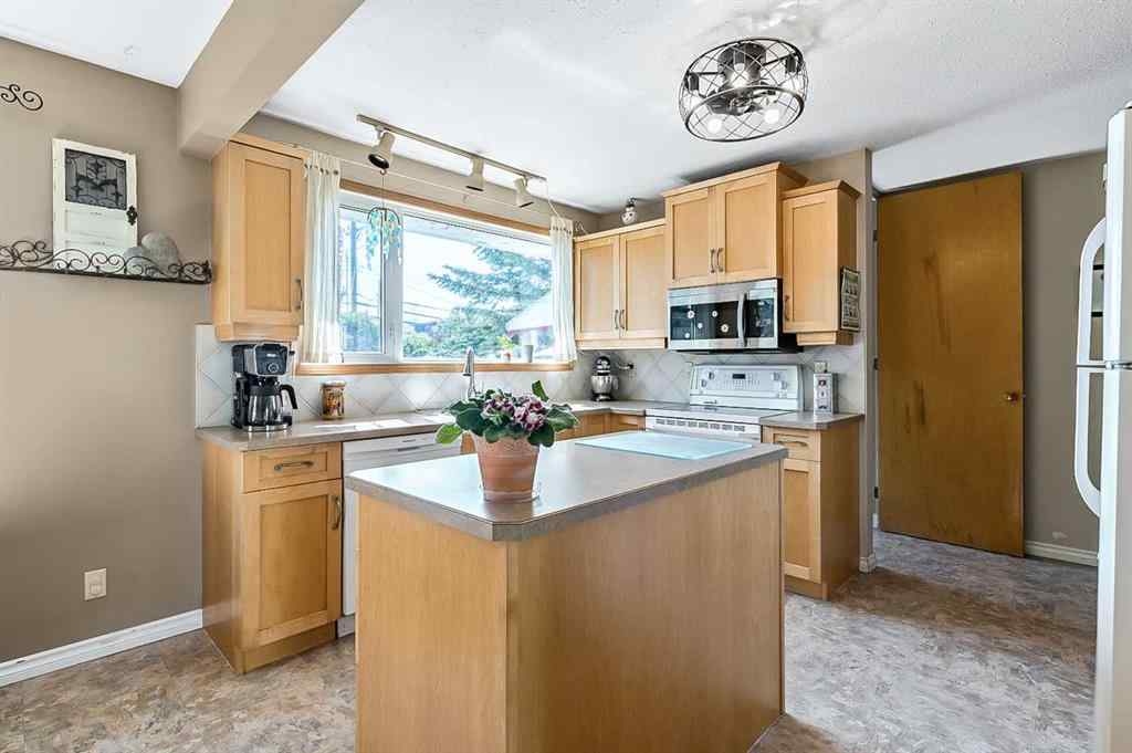 MLS® A2229831 - 2628 Lionel Crescent SW in Lakeview Calgary, Residential