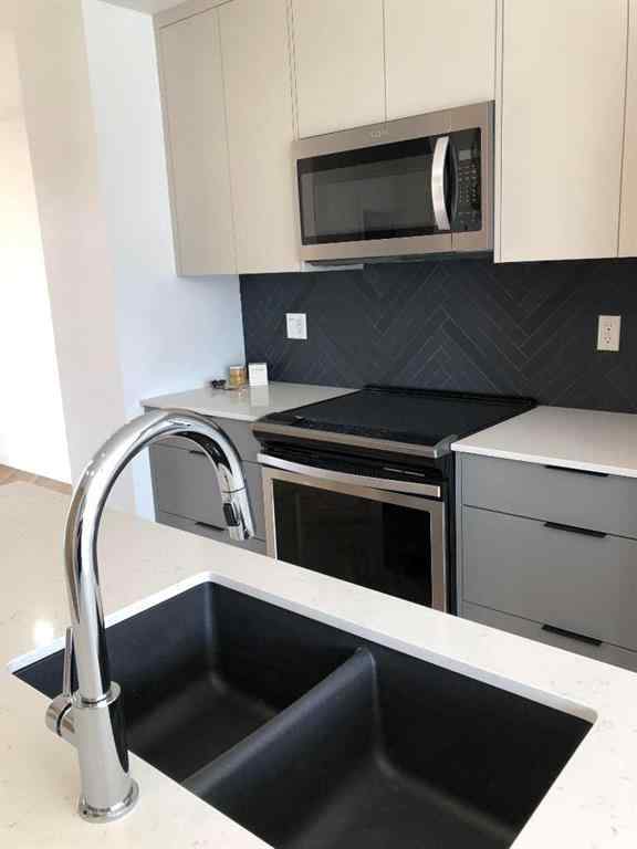 MLS® A2230192 - 2102 5 Avenue NW in West Hillhurst Calgary, Commercial