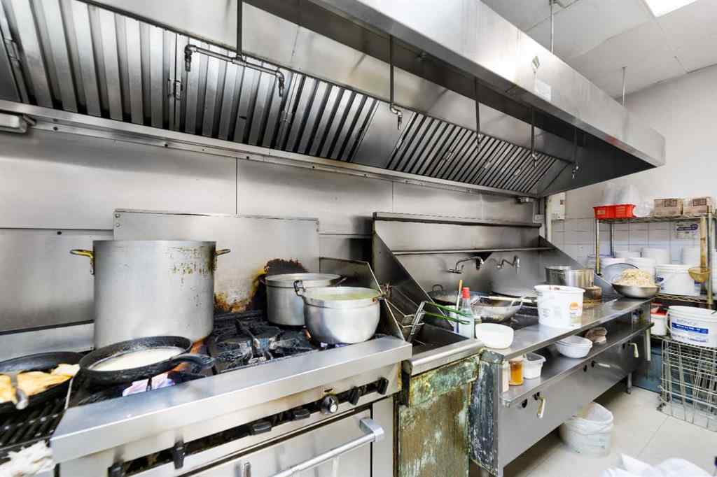 MLS® A2231327 - Unit #304 2066 18 Avenue NE in Vista Heights Calgary, Commercial