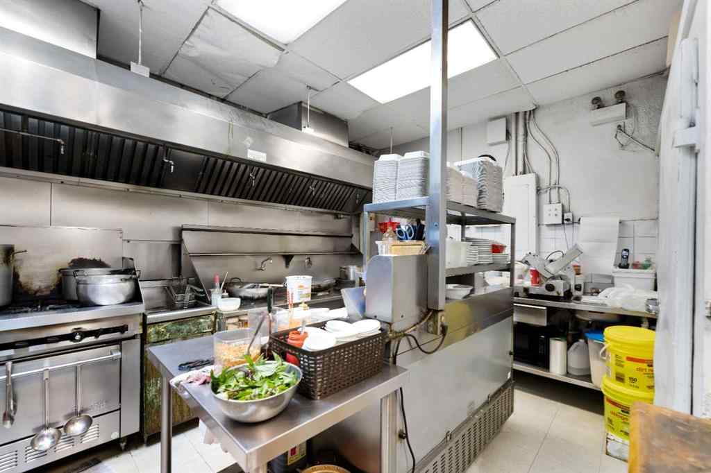 MLS® A2231327 - Unit #304 2066 18 Avenue NE in Vista Heights Calgary, Commercial