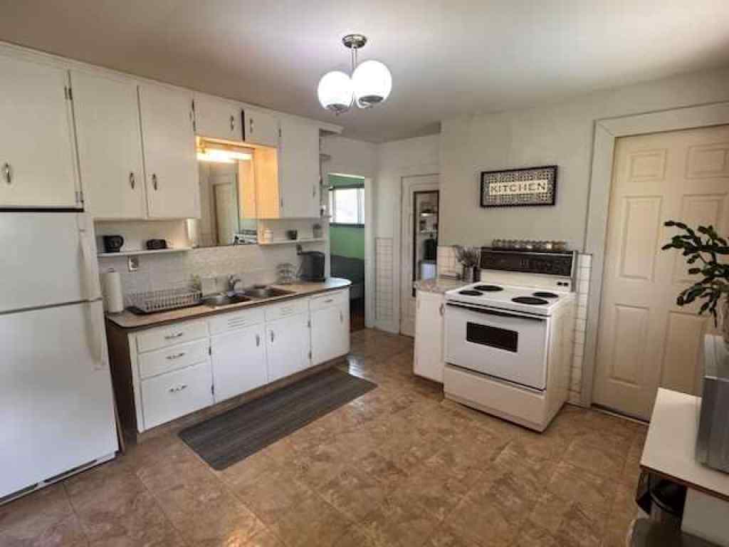 MLS® A2231992 - 660 3 Avenue  W in Downtown Drumheller, Residential