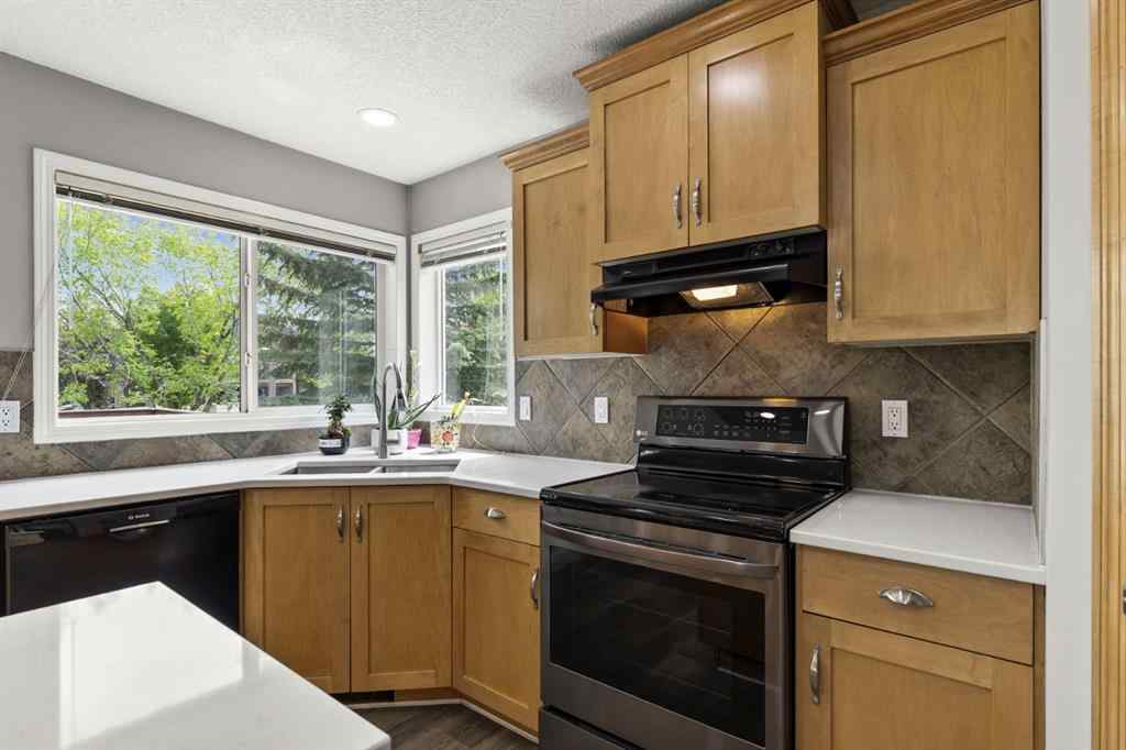 MLS® A2232437 - 38 Simcoe Crescent SW in Signal Hill Calgary, Residential