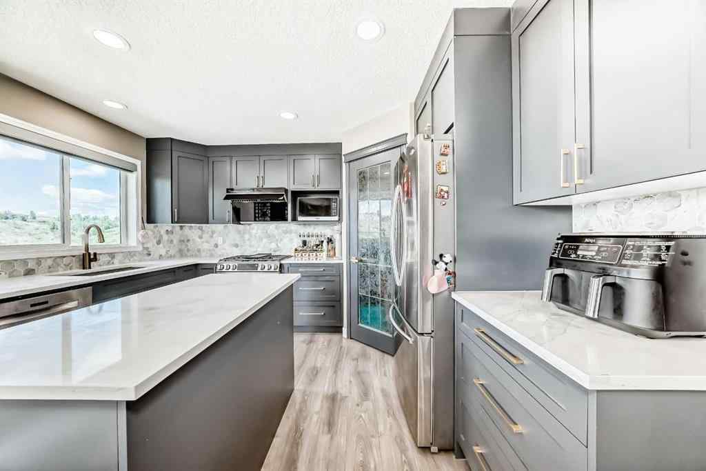 MLS® A2232474 - 55 Edgeridge Circle NW in Edgemont Calgary, Residential