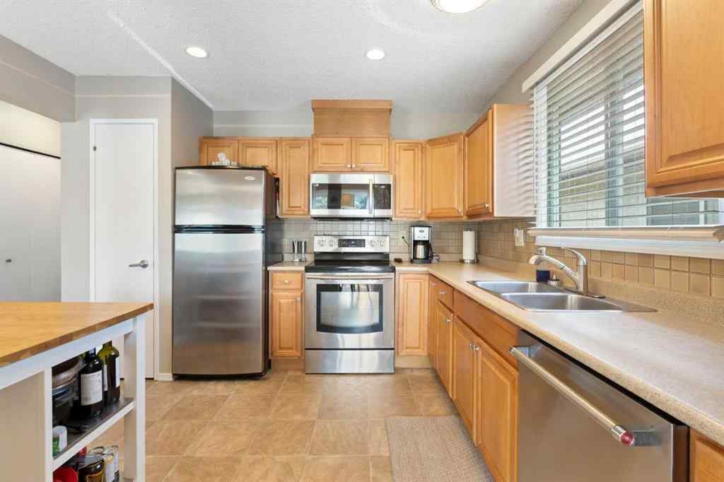 MLS® A2232679 - 224 Sandstone Place NW in Sandstone Valley Calgary, Residential