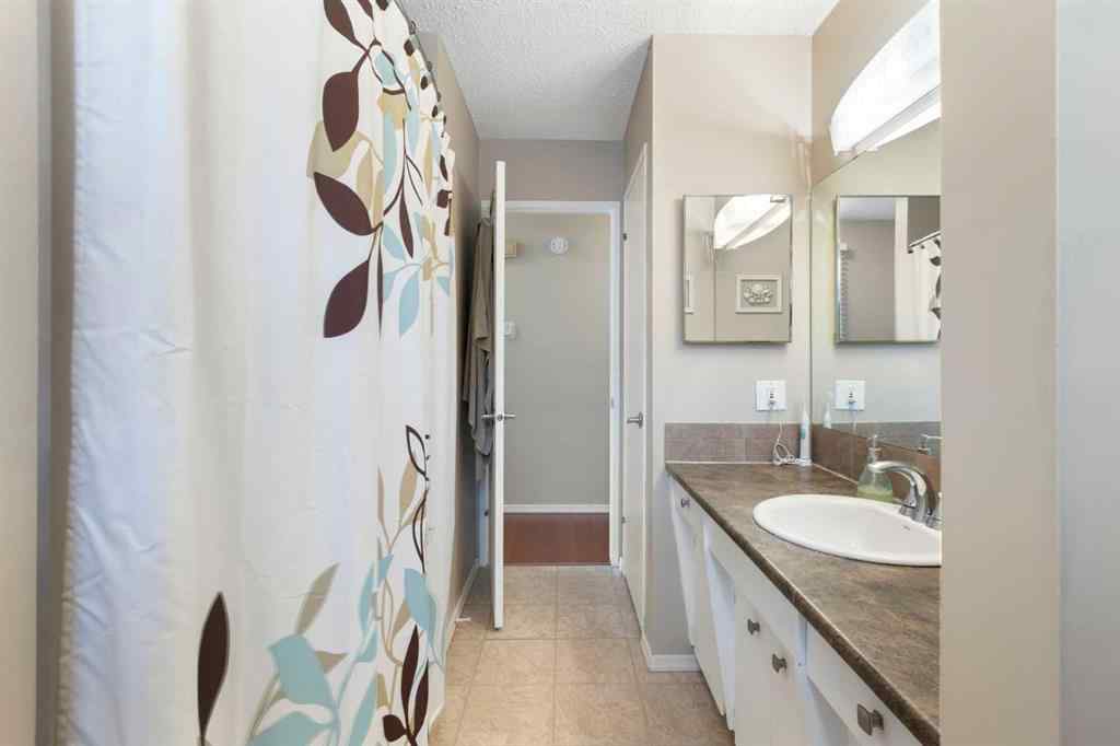 MLS® A2232679 - 224 Sandstone Place NW in Sandstone Valley Calgary, Residential