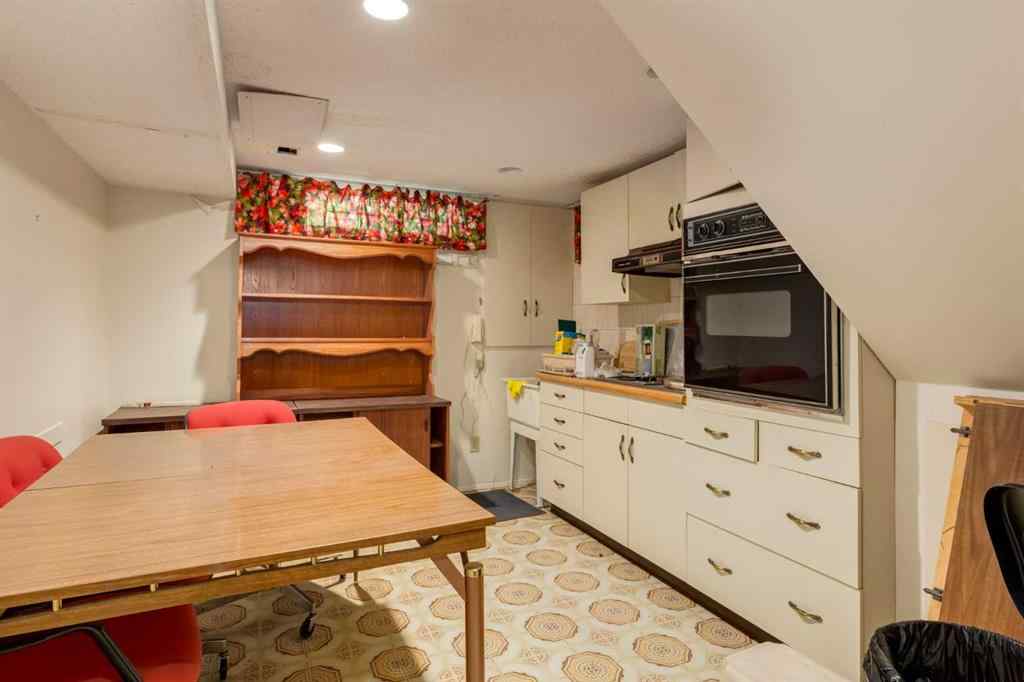 MLS® A2232708 - 300 Edgehill Drive NW in Edgemont Calgary, Residential